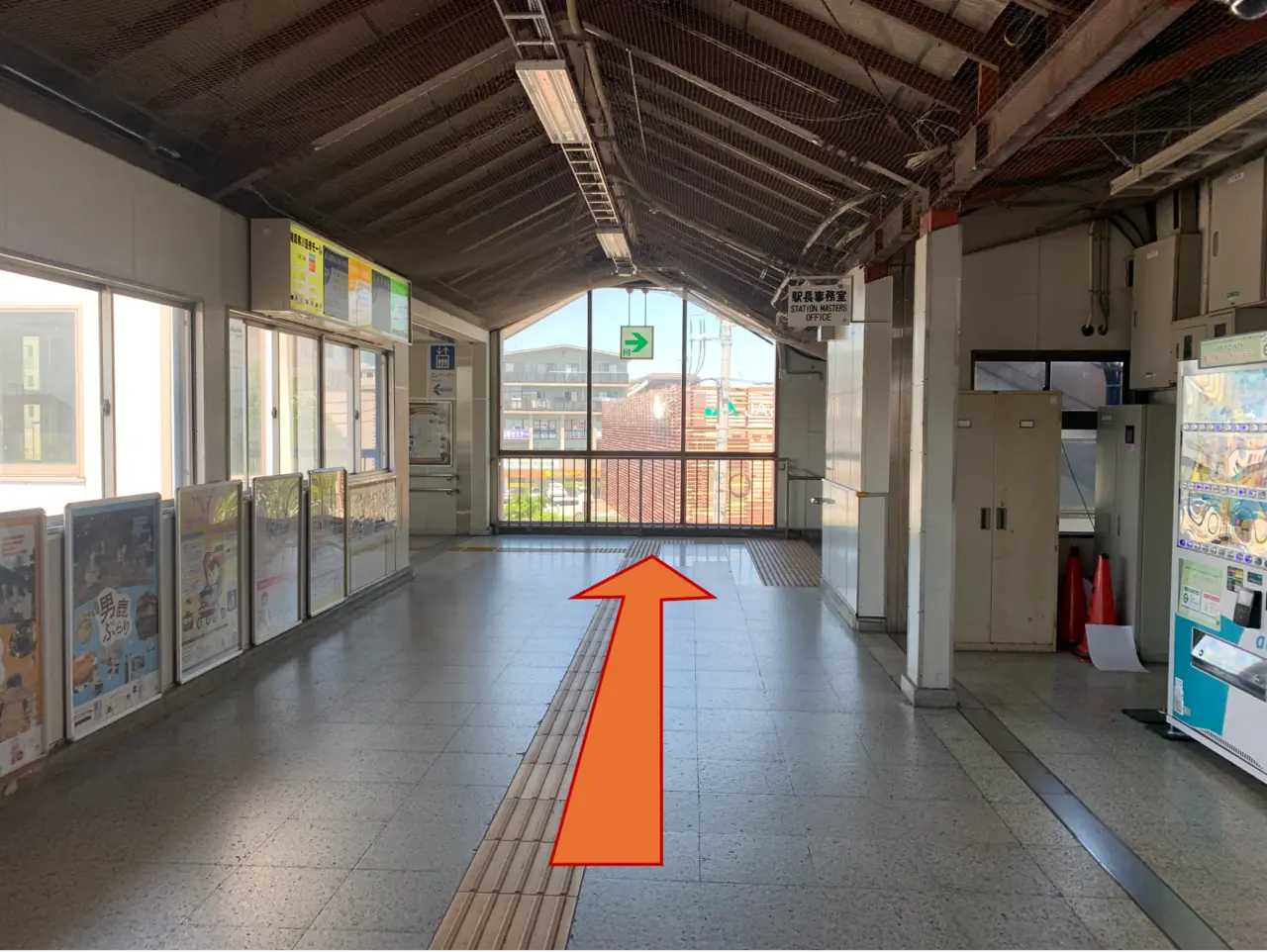 北口へは階段とエレベーターのどちらでも降りられます。ベビーカーや車いすの方はエレベーターをご利用ください。