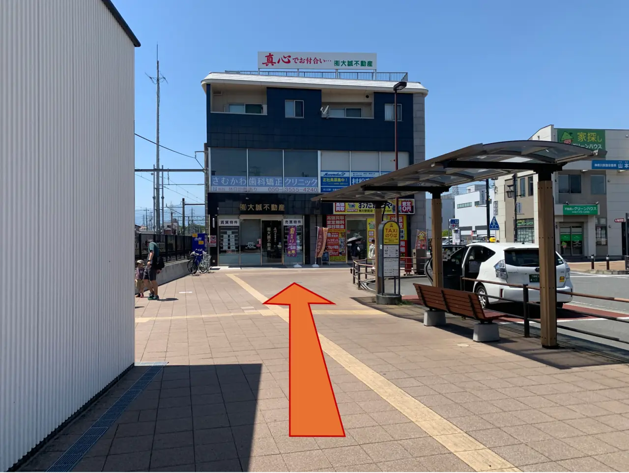 北口に出たらタクシー乗り場を通り過ぎ、大誠不動産の方向へ進んで右へ曲がります。