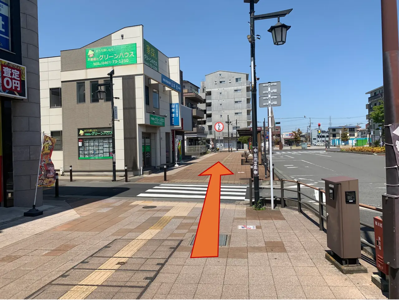 駅前ロータリーを右手に見ながら、そのまま歩道をまっすぐ進みます。