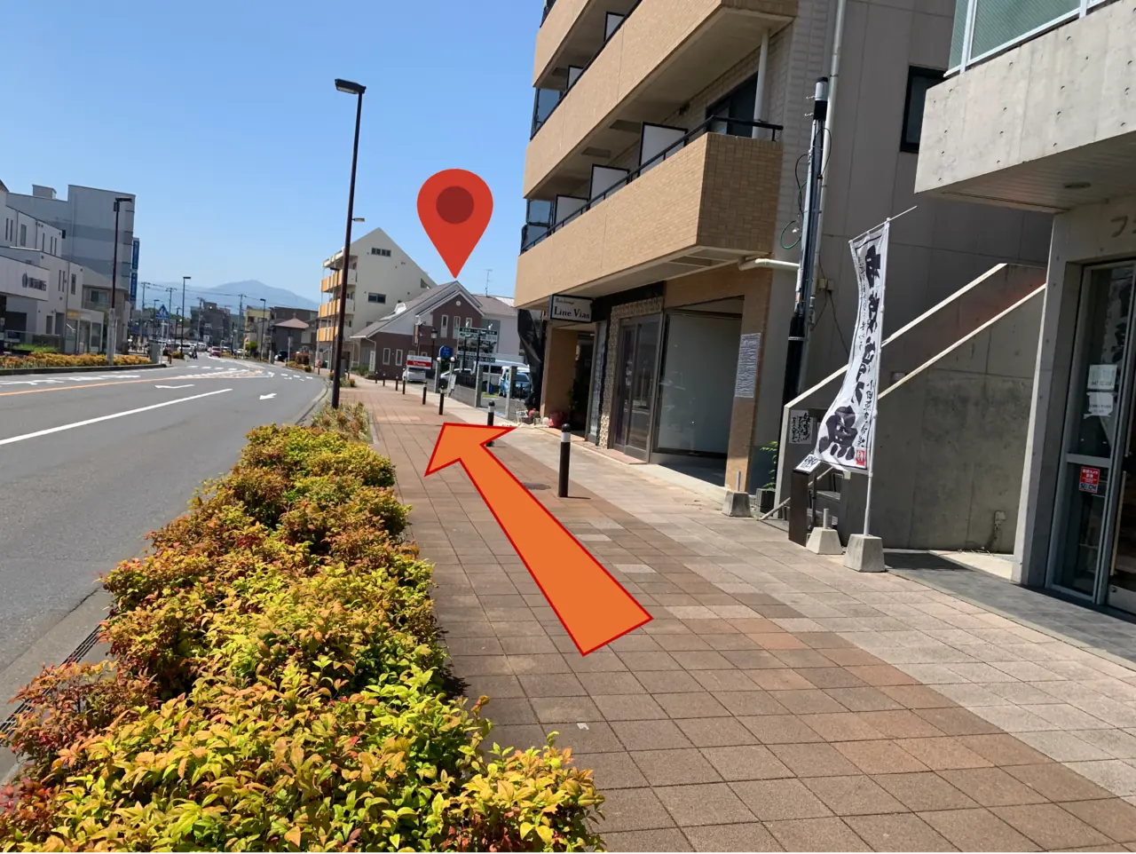横断歩道を渡ったら左へ曲がり、「天の魚」の前を通り過ぎてまっすぐ進みます。
