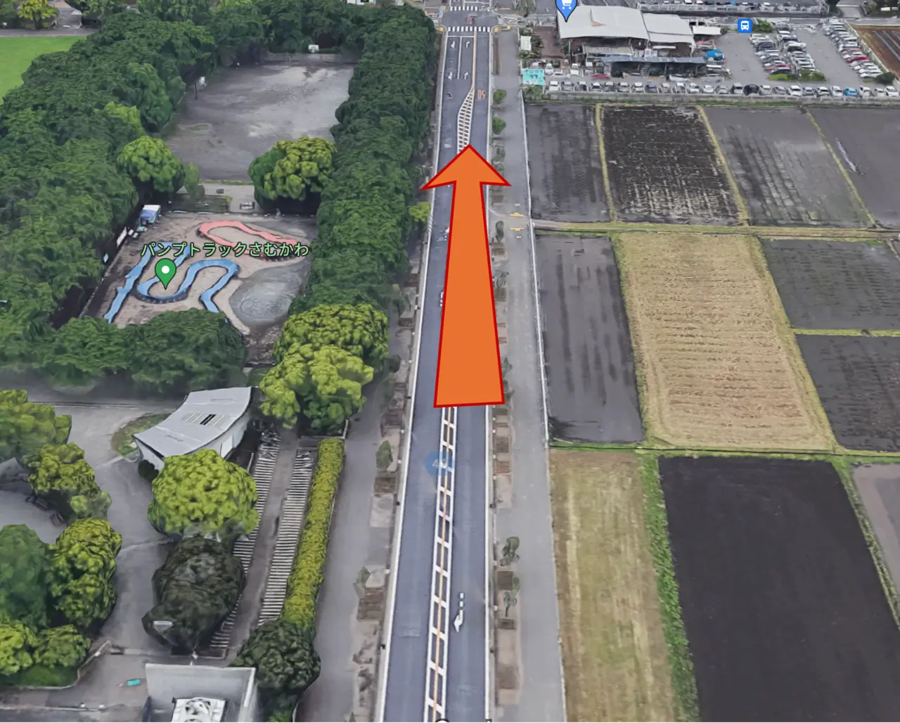 県道46号を南へ進みます。左手に寒川中央公園が見えてきたら、次の左折に備えてください。