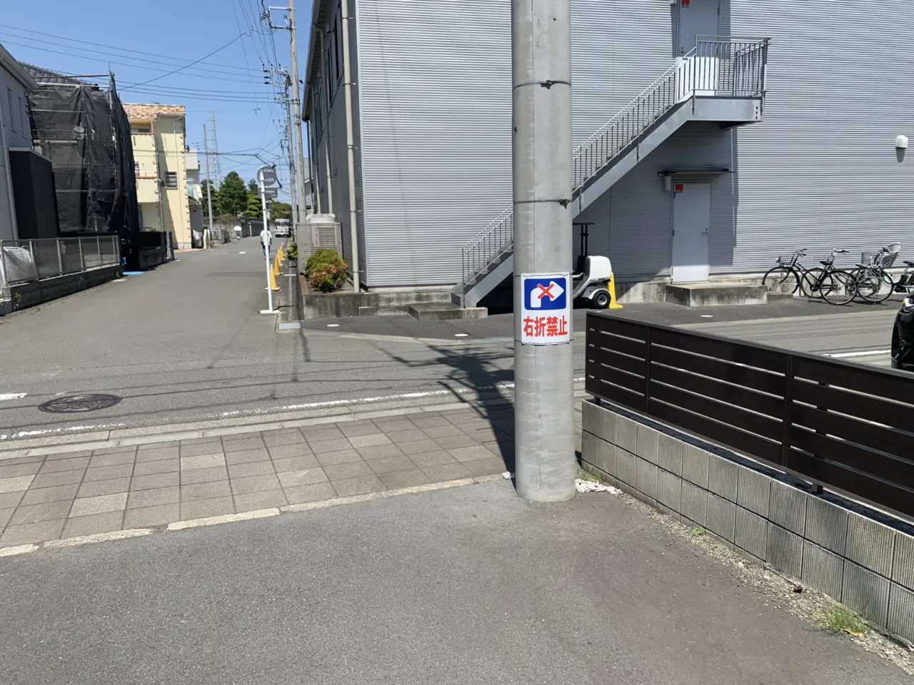 駐車場前の道路は一方通行です。出口では右折せず、左方向へお進みください。