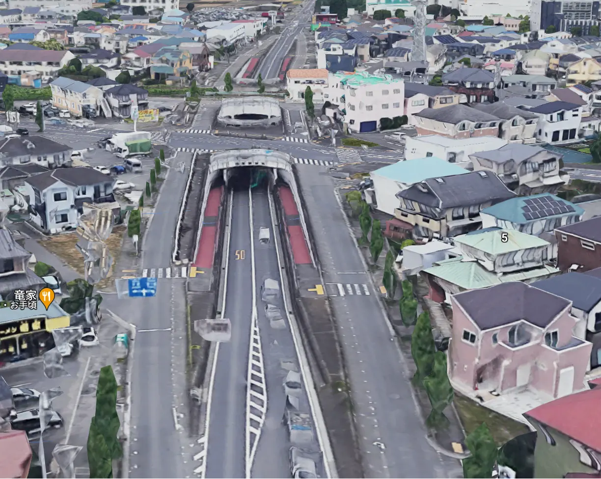 寒川町へ入り、道路が地下へ下がる立体交差をそのまま通過します。