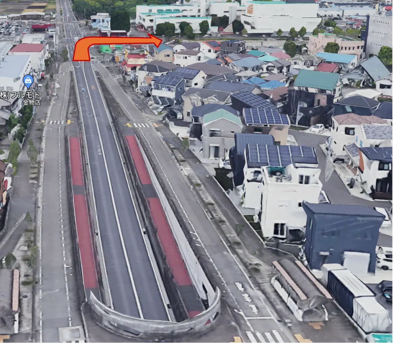 立体交差を抜けたら右折レーンへ入り、最初の「寒川町役場前」交差点を右へ曲がります。