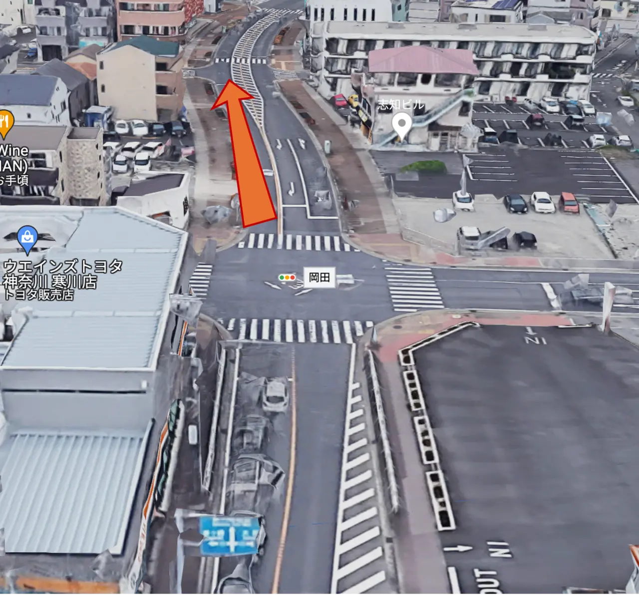 「岡田」交差点から、寒川駅北口ロータリーの方向へ西に進みます。