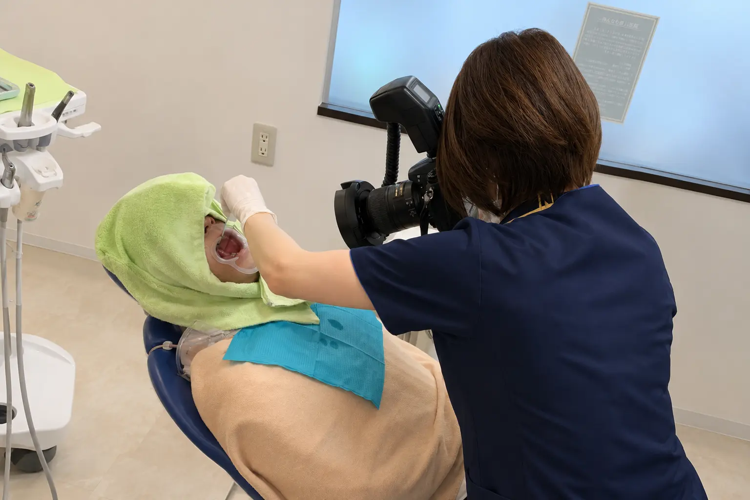 一眼レフカメラで口腔内写真を撮影する湘南予防・歯科室の歯科衛生士